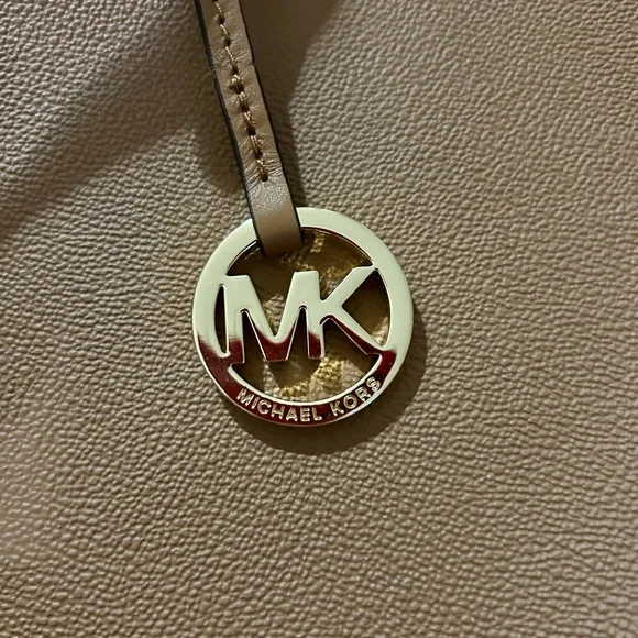 SOLD. NEW Michael Kors Large Tote Snap Close Crossbody - Picture 3 of 9